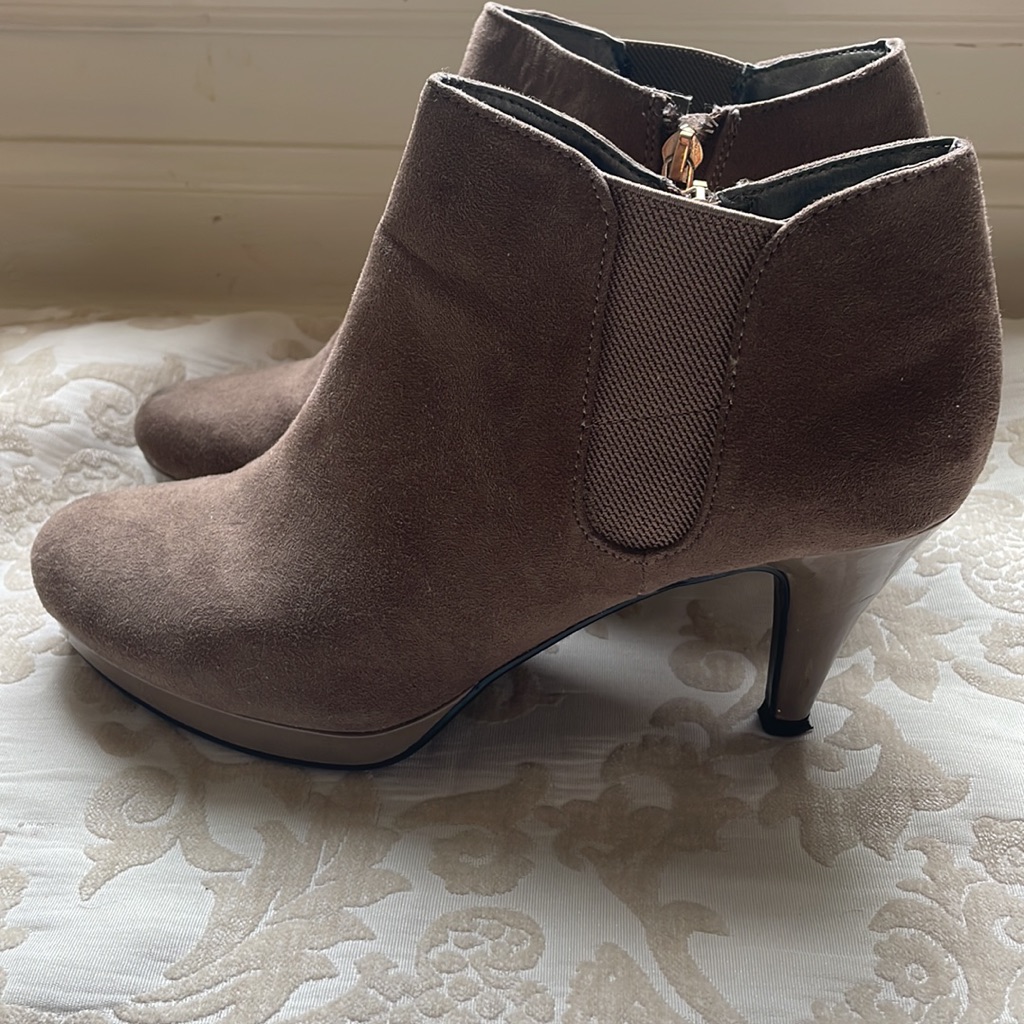 Bandolino Taupe Zippered Bootie Size 8